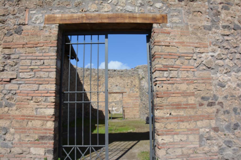 IX.5.16 Pompeii. March 2017. Looking north through entrance doorway.
Foto Christian Beck, ERC Grant 681269 DÉCOR.
