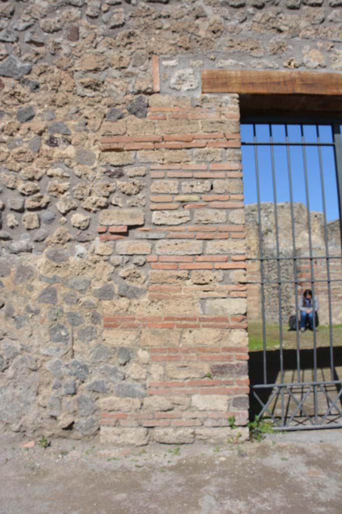 IX.5.16 Pompeii. March 2017. West side of entrance doorway.
Foto Christian Beck, ERC Grant 681269 DÉCOR.

