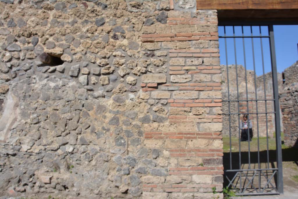 IX.5.16 Pompeii. March 2017. Front façade on west side of entrance doorway.
Foto Christian Beck, ERC Grant 681269 DÉCOR.

