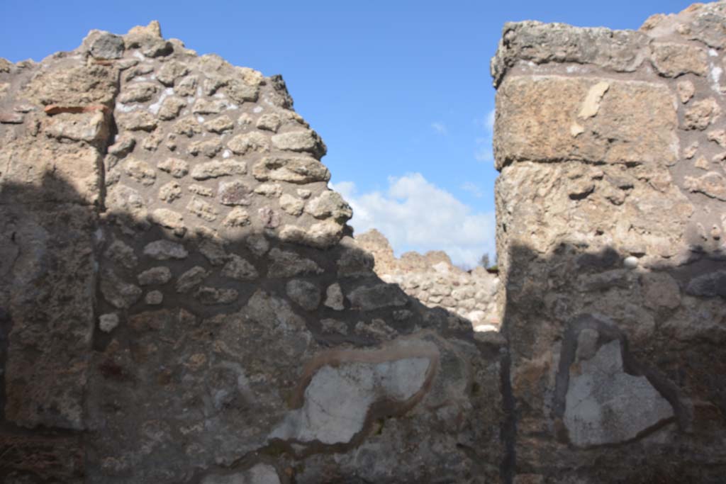 IX.5.16 Pompeii. March 2017. Upper front façade, continuing westwards.
Foto Christian Beck, ERC Grant 681269 DÉCOR.

