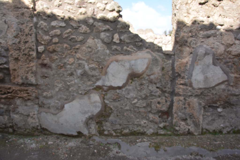 IX.5.16 Pompeii. March 2017. Lower front façade, continuing westwards.
Foto Christian Beck, ERC Grant 681269 DÉCOR.

