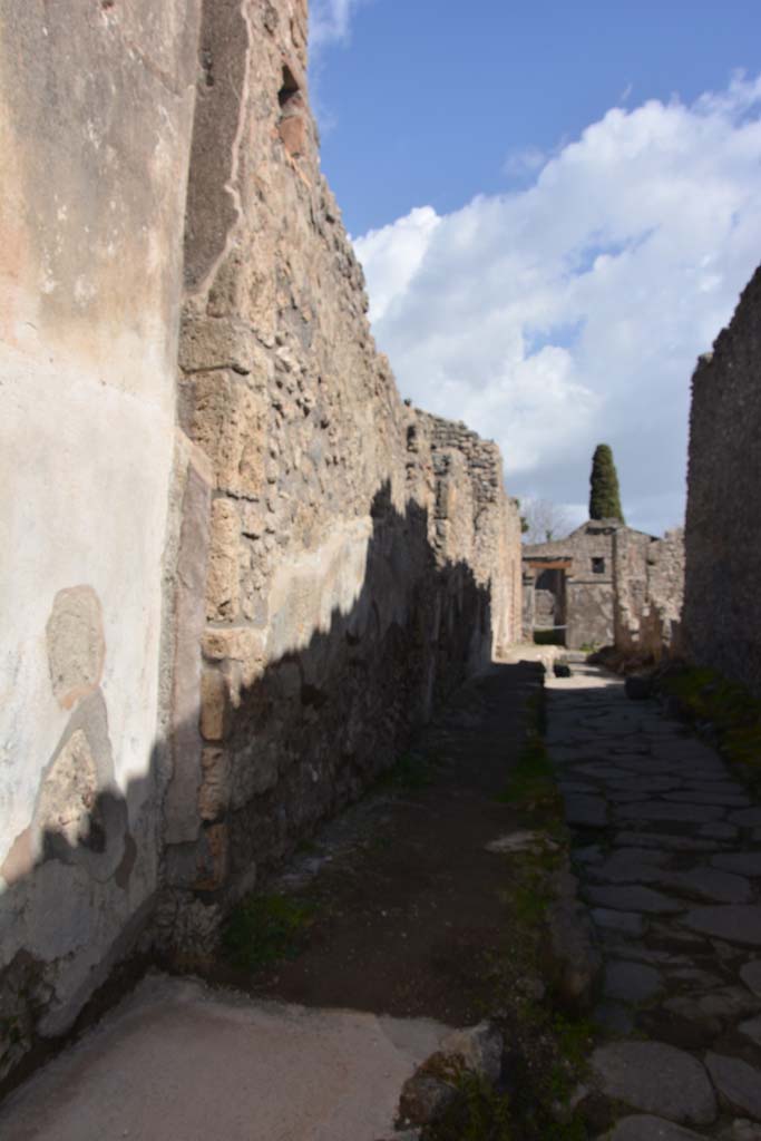 IX.5.16 Pompeii. March 2017. 
Looking east along front façade on unnamed vicolo between IX.5 and IX.6.
Foto Christian Beck, ERC Grant 681269 DÉCOR.
