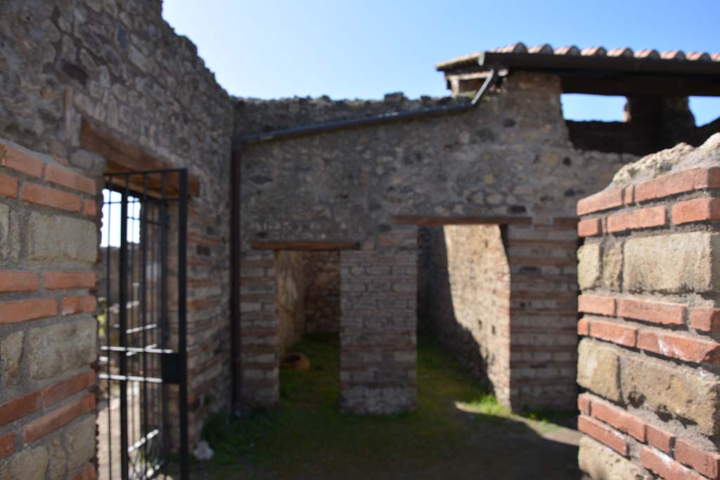 IX.5.16 Pompeii. March 2017. Room a’, looking west across atrium towards room e’, kitchen.
Foto Christian Beck, ERC Grant 681269 DÉCOR.

