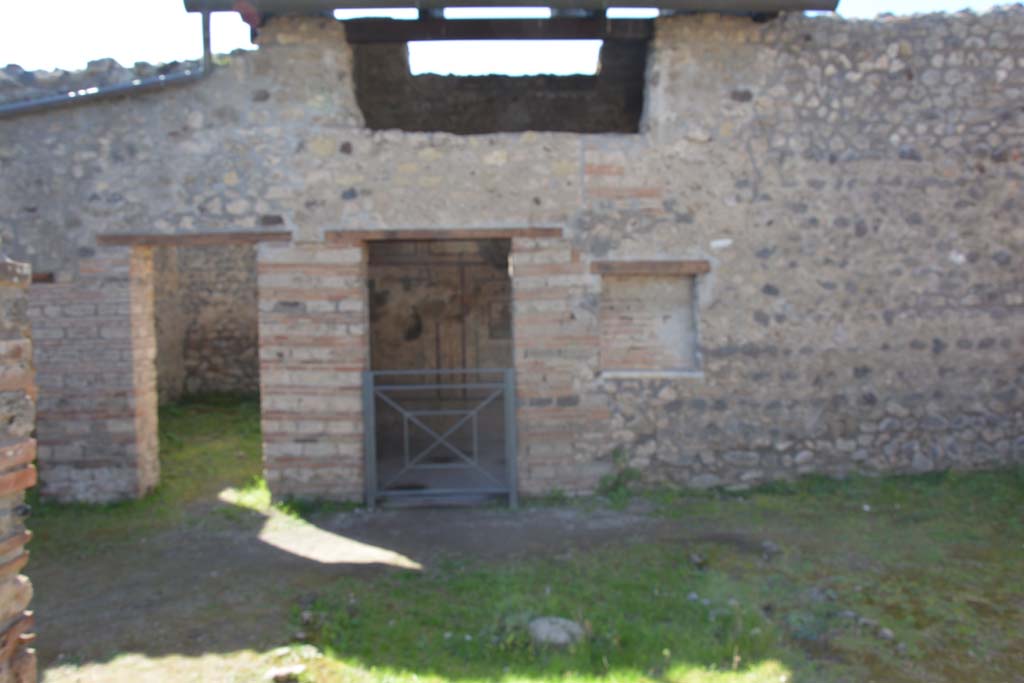 IX.5.16 Pompeii. March 2017. 
Room a’, looking west across atrium towards doorway into room e’, on left, and room f’, in centre. 
Foto Christian Beck, ERC Grant 681269 DÉCOR.
