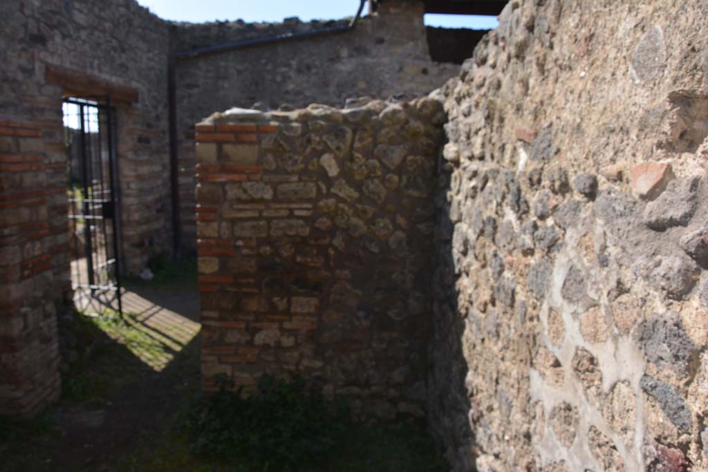 IX.5.16 Pompeii. March 2017. Room b, looking towards west wall in north-west corner.   
Foto Christian Beck, ERC Grant 681269 DCOR.
