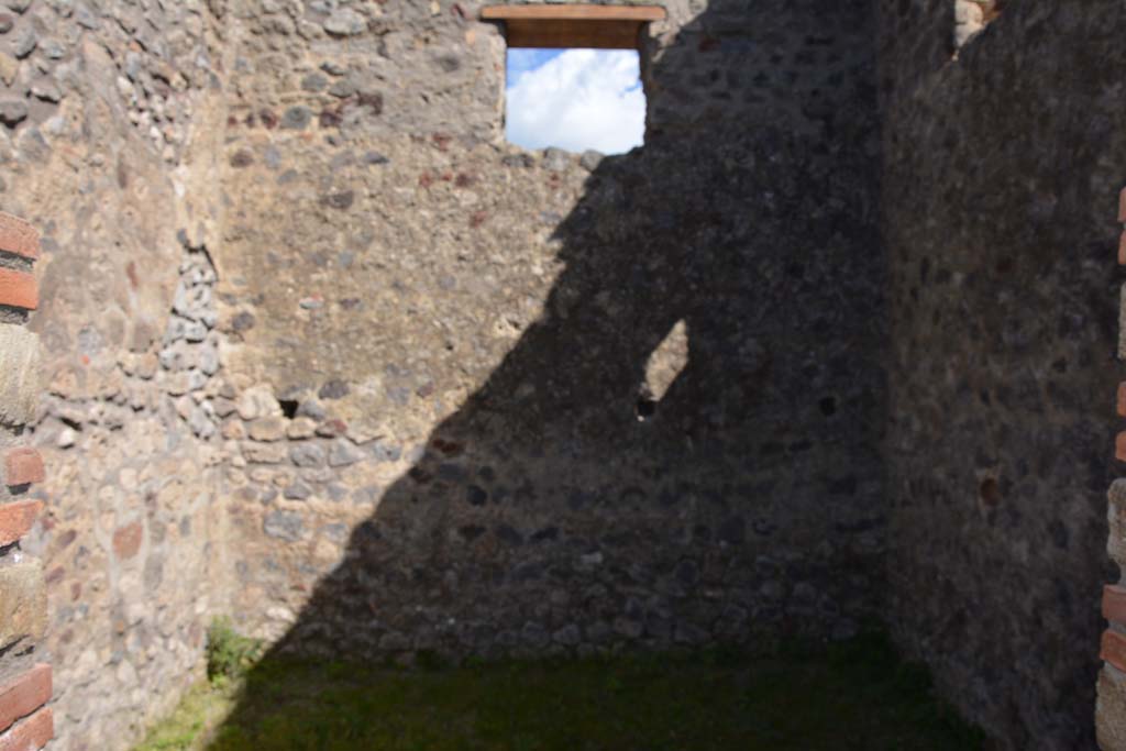 IX.5.16 Pompeii. March 2017. Room b, looking towards east wall with window overlooking Vicolo del Centenario.    
Foto Christian Beck, ERC Grant 681269 DCOR.

