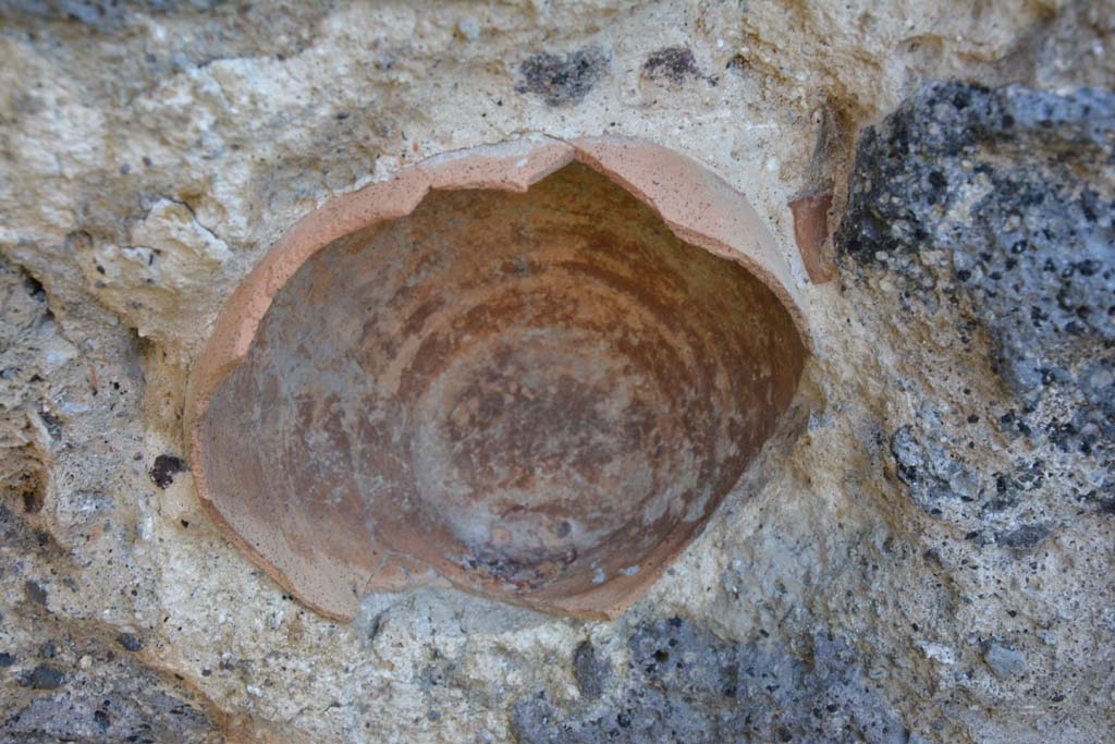 IX.5.16 Pompeii. March 2017. Room b, detail of terracotta pot embedded into south wall.  
Foto Christian Beck, ERC Grant 681269 DCOR.
