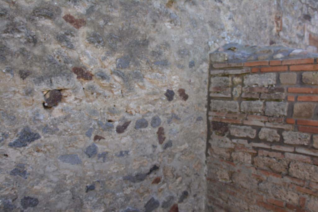 IX.5.16 Pompeii. March 2017. Room b, looking towards south wall in south-west corner.    
Foto Christian Beck, ERC Grant 681269 DCOR.
