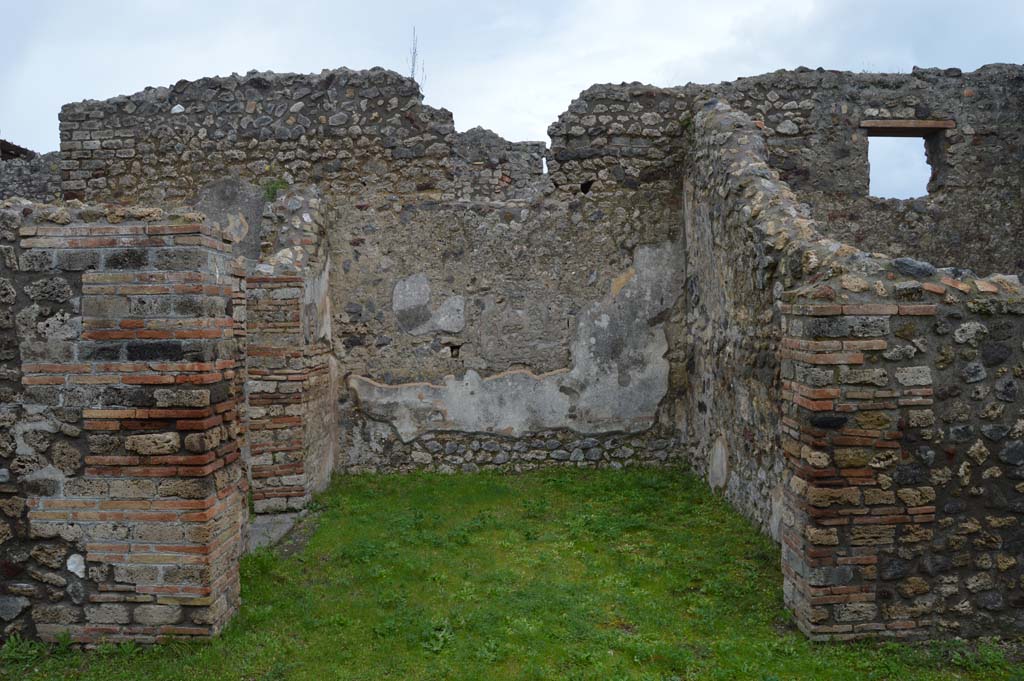 IX.5.16 Pompeii. March 2018. Looking east into ala c, with doorway to triclinium d, on left. 
Foto Taylor Lauritsen, ERC Grant 681269 DCOR.

