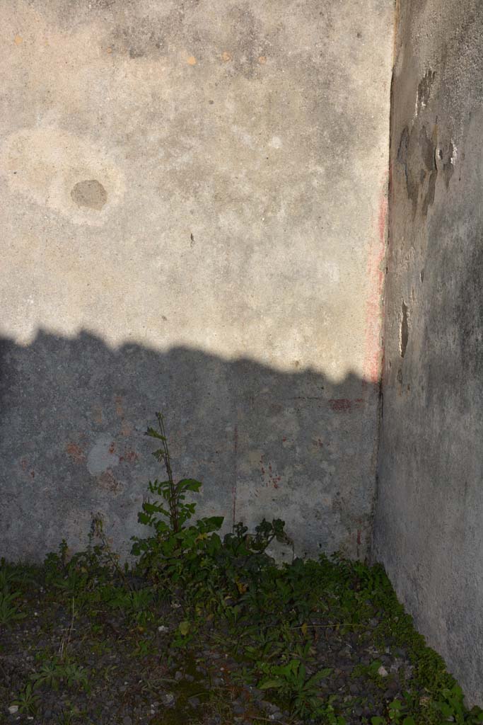 IX.5.16 Pompeii. March 2017. 
Triclinium d’, south end of east wall with remains of painted decoration on zoccolo.
Foto Christian Beck, ERC Grant 681269 DÉCOR.
