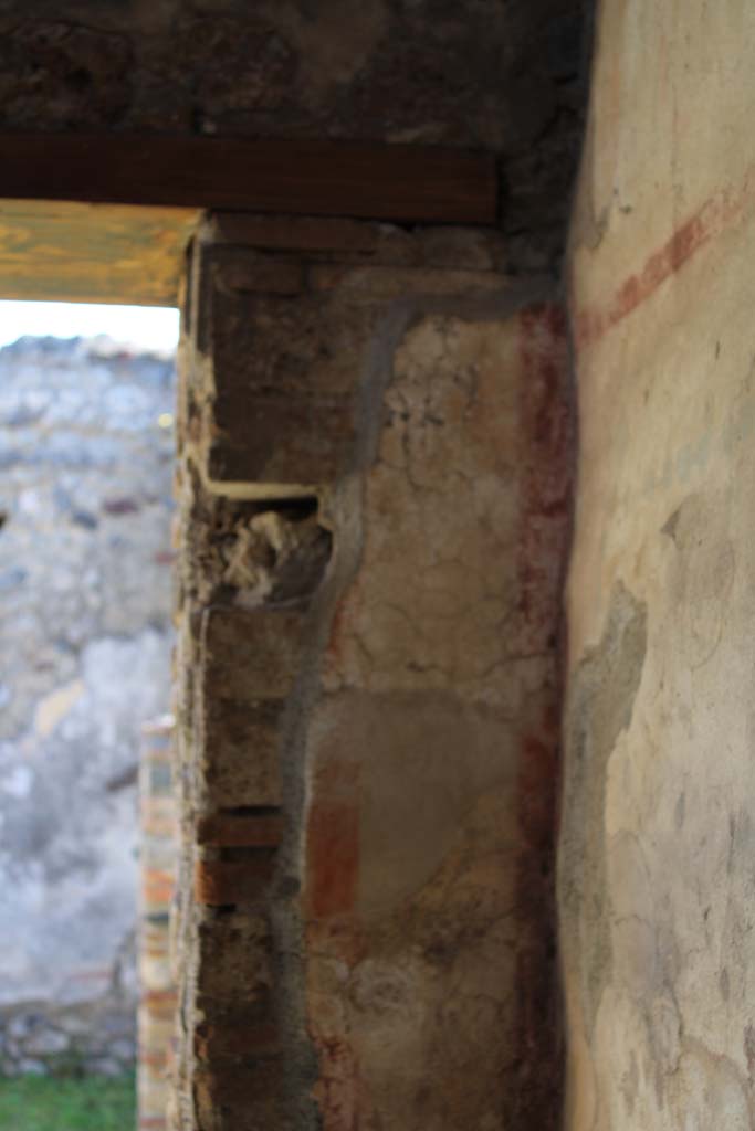 IX.5.16 Pompeii. May 2019. 
Room f’, looking towards doorway and east wall in south-east corner.
Foto Christian Beck, ERC Grant 681269 DÉCOR.

