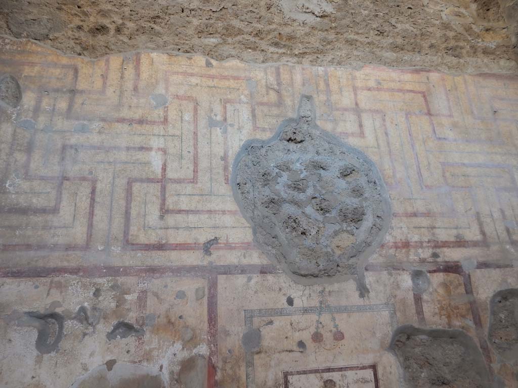 IX.5.16 Pompeii. June 2019. Cubiculum f’, looking towards upper west wall.  
Photo courtesy of Buzz Ferebee.
