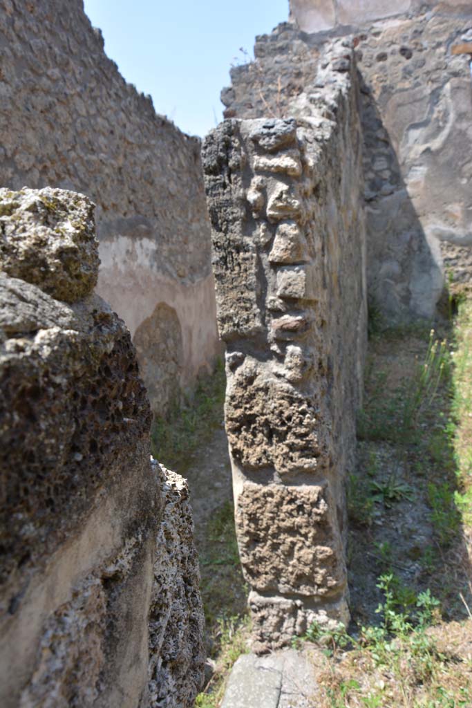 IX.5.6 Pompeii. May 2017. 
Room q, looking towards north side of doorway leading from corridor y.
The doorway into room x, is on the right.
Foto Christian Beck, ERC Grant 681269 DCOR.
