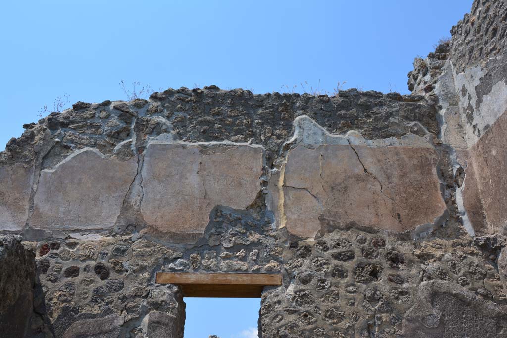 IX.5.17/6 Pompeii. May 2017. Room x, detail of remaining plaster from north wall of an upper floor.
Foto Christian Beck, ERC Grant 681269 DCOR.
