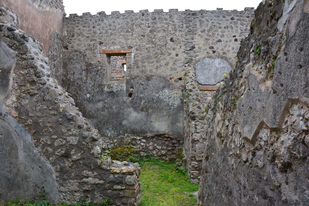 IX.5.17/6 Pompeii. March 2017. Room x, looking towards south wall with doorway to room q, and corridor y.
Foto Christian Beck, ERC Grant 681269 DCOR.
