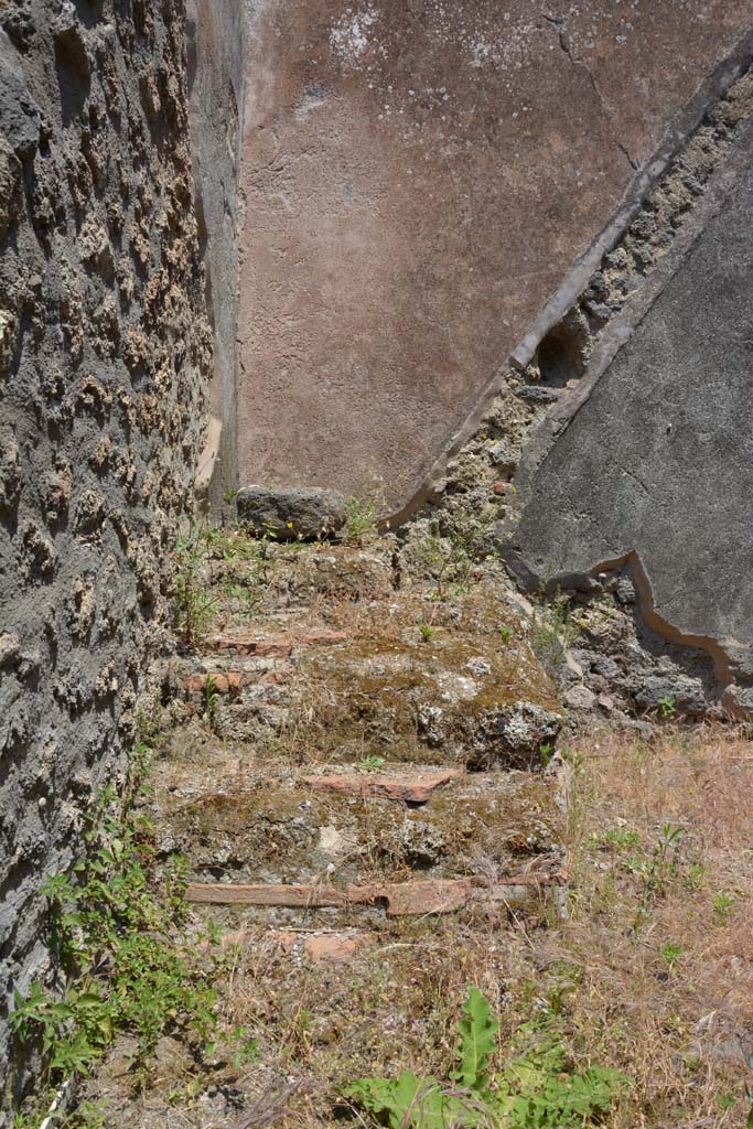 IX.5.6 Pompeii. May 2017. Room q, looking east towards base of steps in north-east corner.
Foto Christian Beck, ERC Grant 681269 DCOR.
