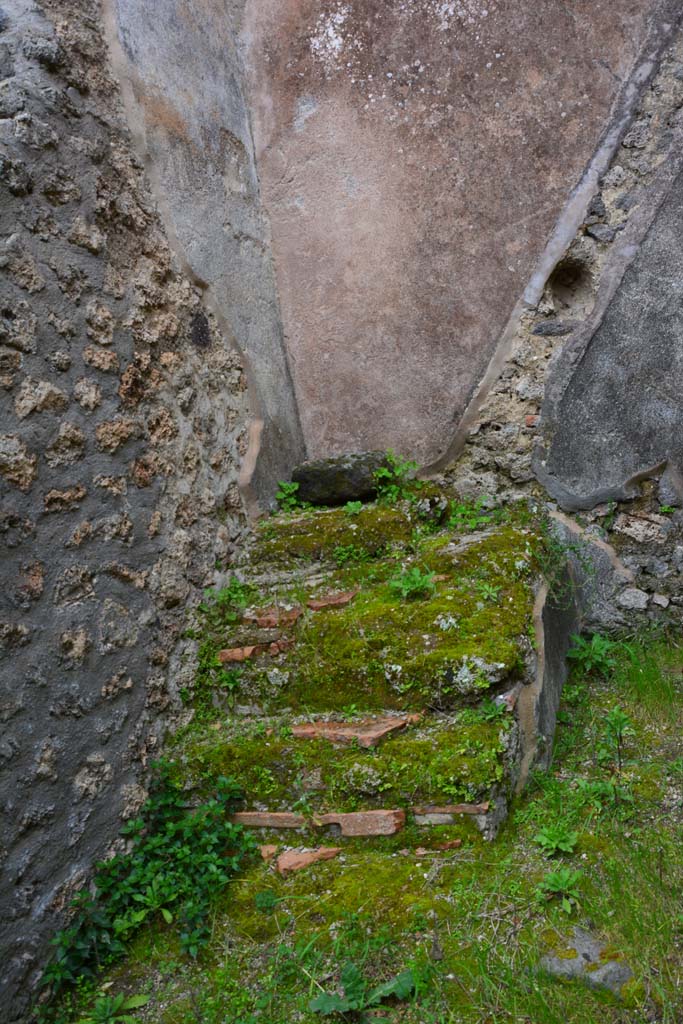 IX.5.17/6 Pompeii. March 2017. 
Room q, looking east towards base of steps in north-east corner.
Foto Christian Beck, ERC Grant 681269 DCOR.
