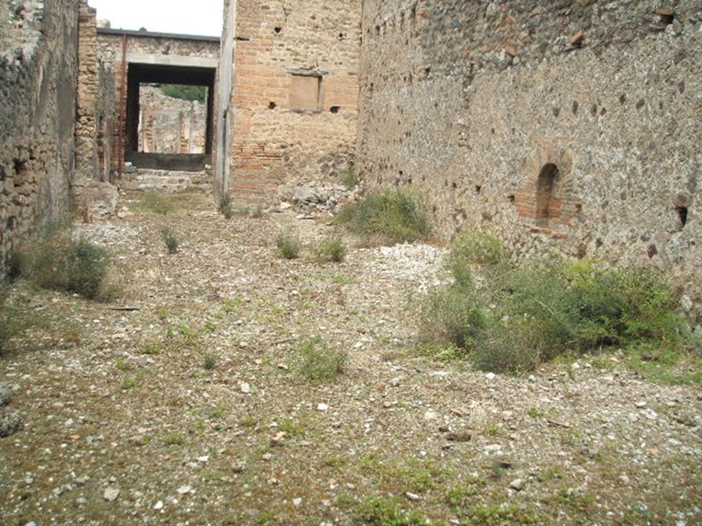 IX.5.17 Pompeii. May 2005. Looking north across garden of IX.5.6.