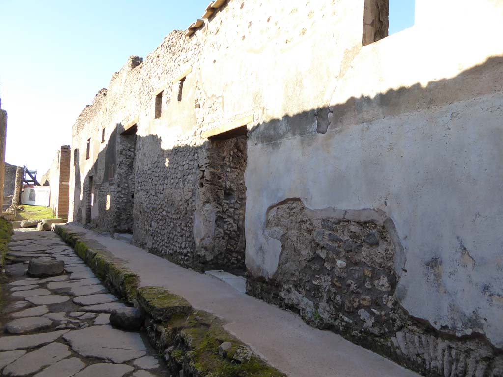 IX.5.17 Pompeii. January 2017. Looking west along unnamed roadway, with entrance doorway, in centre.
Foto Annette Haug, ERC Grant 681269 DÉCOR
