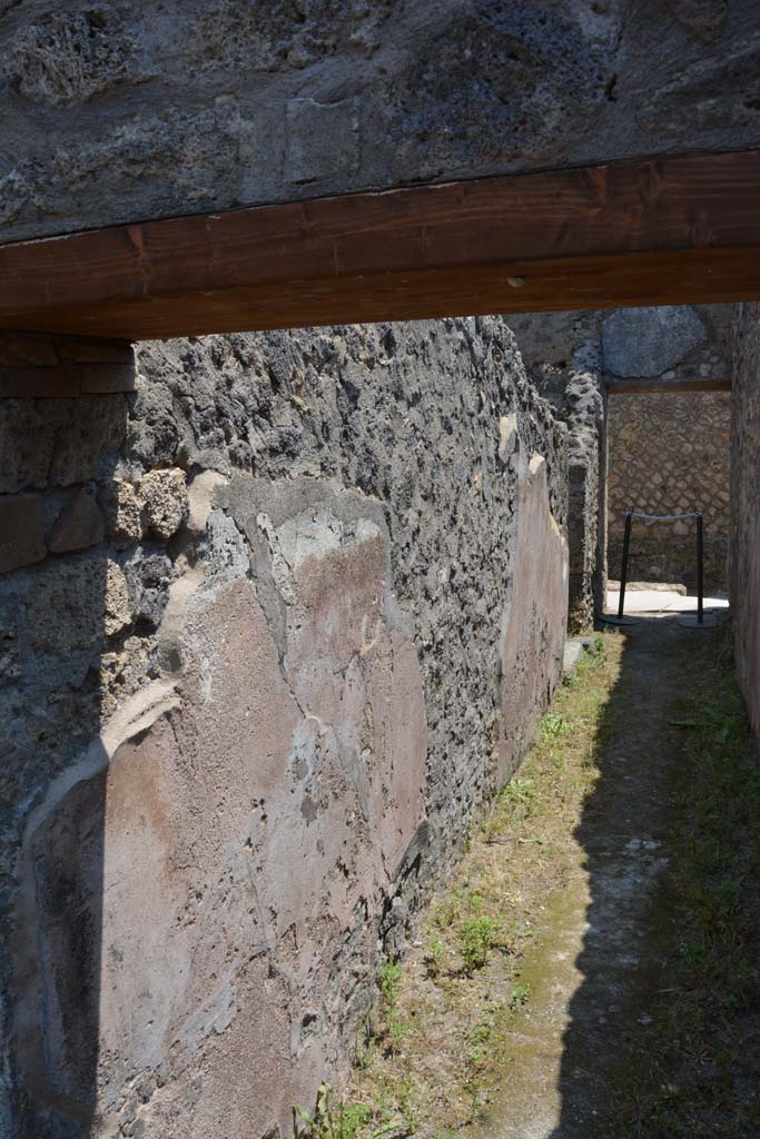 IX.5.6 Pompeii. May 2017. Room y, looking south along east wall of corridor.
Foto Christian Beck, ERC Grant 681269 DÉCOR.
