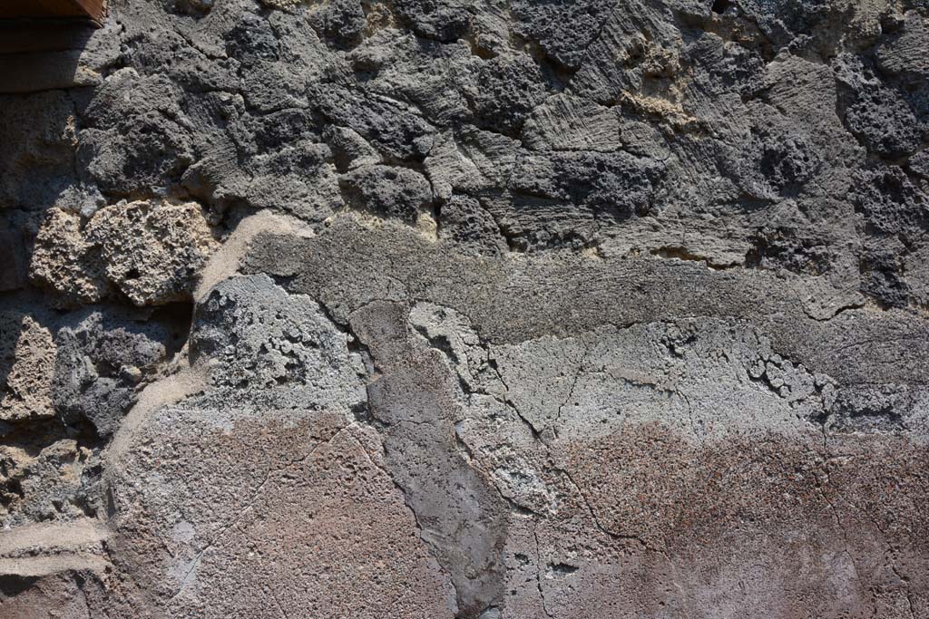 IX.5.6 Pompeii. May 2017. Room y, detail of remaining plaster at north end of east wall.
Foto Christian Beck, ERC Grant 681269 DÉCOR.

