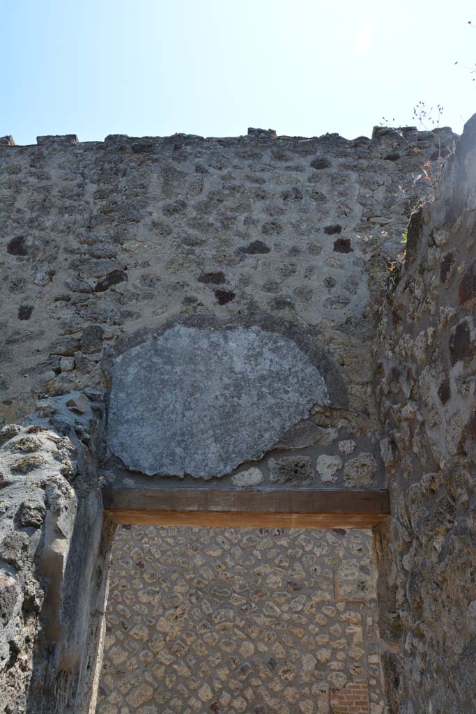 IX.5.6 Pompeii. May 2017. 
Room y, looking towards upper south wall above entrance doorway.
Foto Christian Beck, ERC Grant 681269 DÉCOR.
