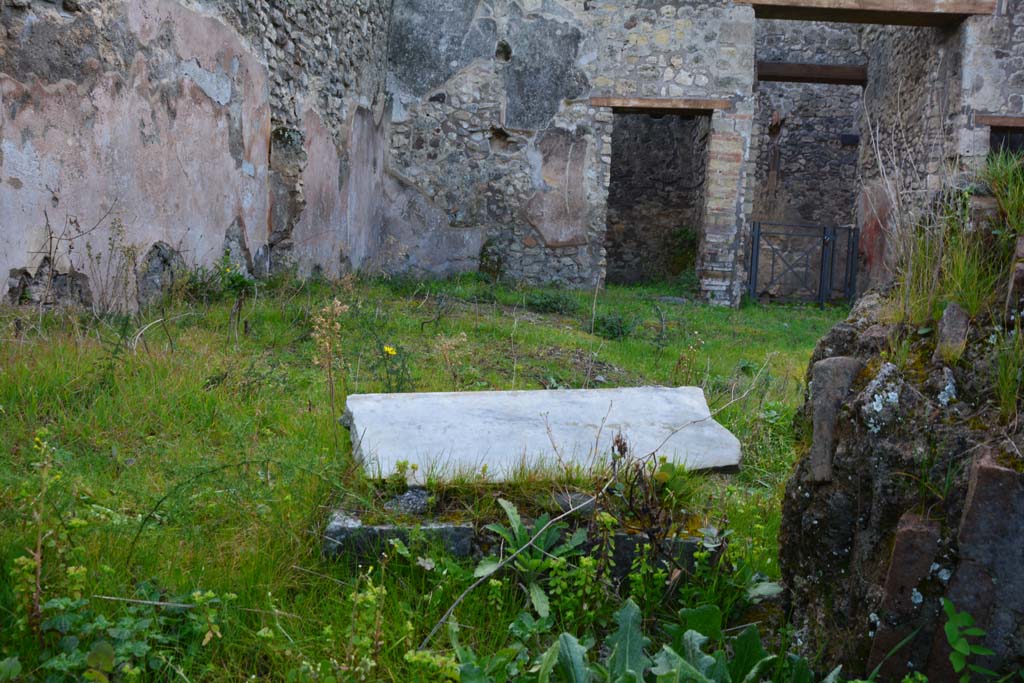 IX.5.18 Pompeii. March 2017. 
Room b, looking south across atrium towards south-east corner.
On the right is the entrance corridor, the doorway to room h, centre right, and area of room i, in the south-east corner against the east wall, centre left.
Foto Christian Beck, ERC Grant 681269 DÉCOR.
