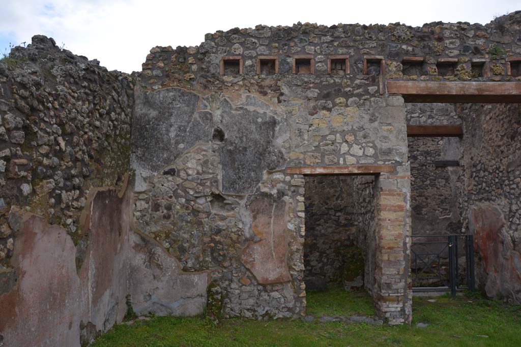 IX.5.18 Pompeii. March 2018. 
Room “h”, looking towards doorway in south-east corner of atrium “b”, on east side of entrance corridor, on right.  
Foto Annette Haug, ERC Grant 681269 DÉCOR.
