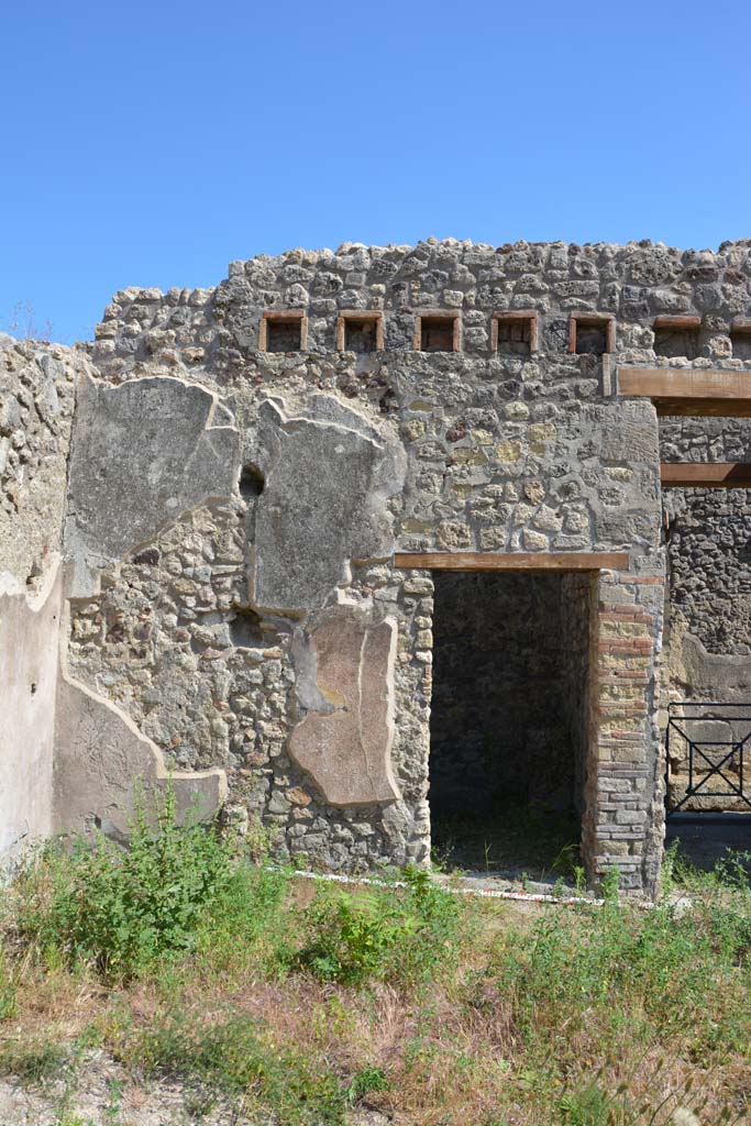 IX.5.18 Pompeii. May 2017. Room h, doorway in south-east corner of atrium/garden.
Foto Christian Beck, ERC Grant 681269 DÉCOR.
