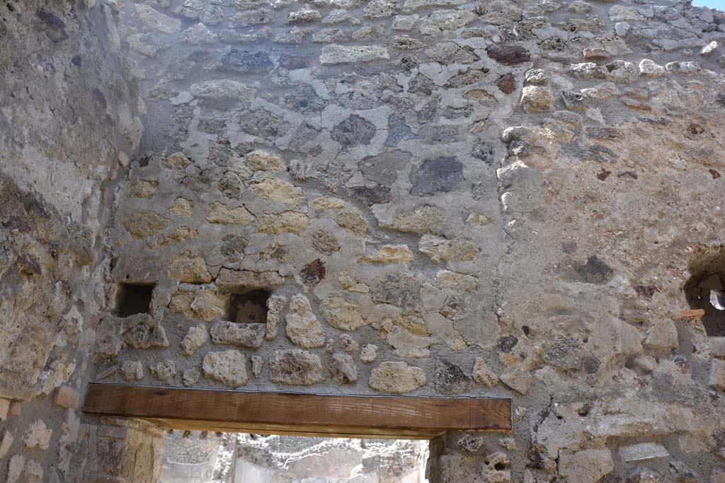 IX.5.18 Pompeii. May 2017. Room h, upper north wall above doorway.
Foto Christian Beck, ERC Grant 681269 DÉCOR.
