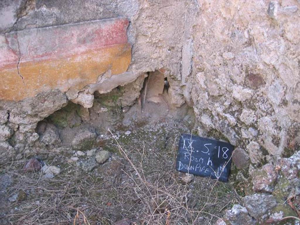 IX.5.18 Pompeii. July 2008. Downpipe in south-east corner of room h. Photo courtesy of Barry Hobson.