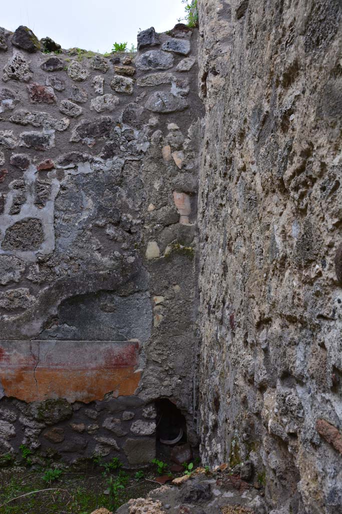 IX.5.18 Pompeii. March 2017. Room h, looking towards latrine in south-east corner.
Foto Christian Beck, ERC Grant 681269 DÉCOR.

