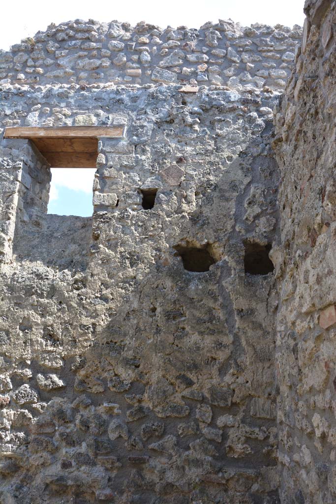 IX.5.18 Pompeii. May 2017. Room h, upper south wall in south-west corner.
Foto Christian Beck, ERC Grant 681269 DÉCOR.
