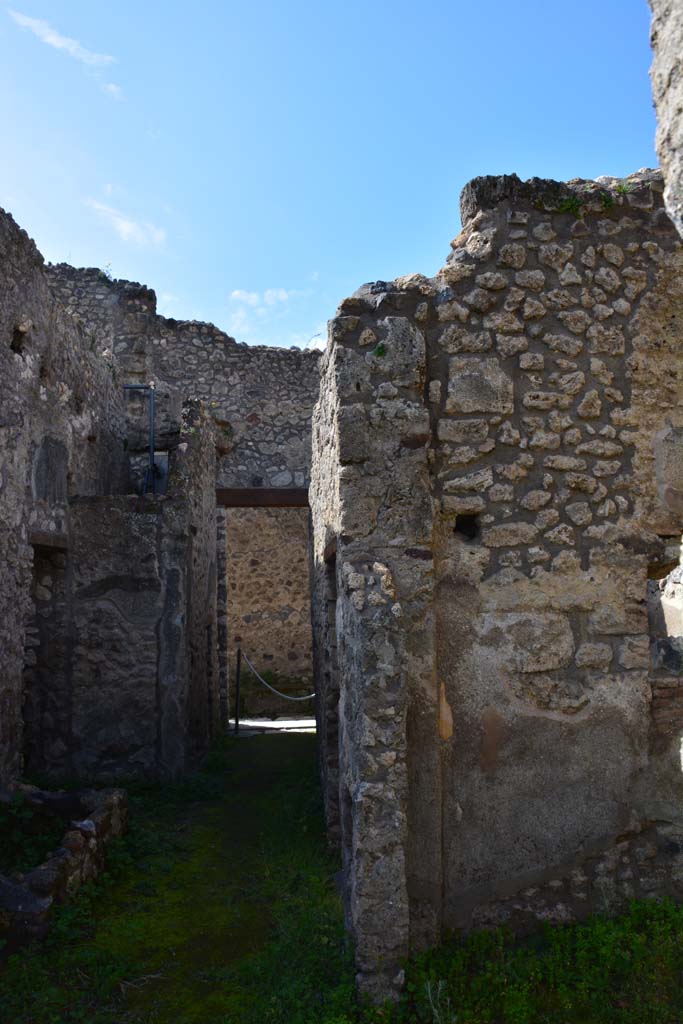 IX.5.18 Pompeii. March 2017. Corridor “q”, looking west along north side from room “r”.
Foto Christian Beck, ERC Grant 681269 DÉCOR.

