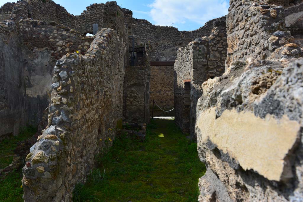 IX.5.18 Pompeii. March 2017. Corridor “q”, looking west from near area “z”, on left.
Foto Christian Beck, ERC Grant 681269 DÉCOR.

