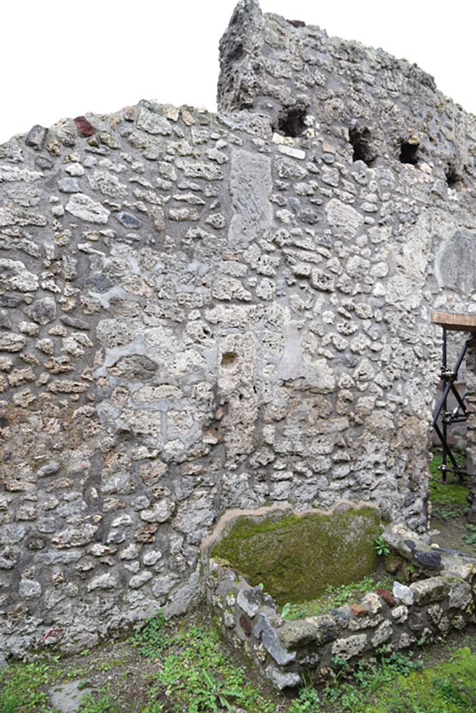 IX.5.18 Pompeii. March 2018. 
Corridor “q”, south wall near tub/basin, with holes for support beams of an upper floor above. 
Foto Annette Haug, ERC Grant 681269 DÉCOR
