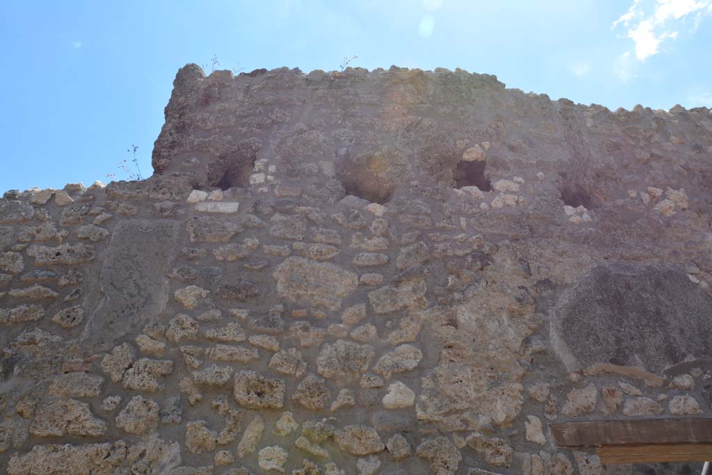 IX.5.18 Pompeii. May 2017. 
Room “q”, upper south wall above doorway to room “u”, with holes for support beams for an upper floor.
Foto Christian Beck, ERC Grant 681269 DÉCOR.

