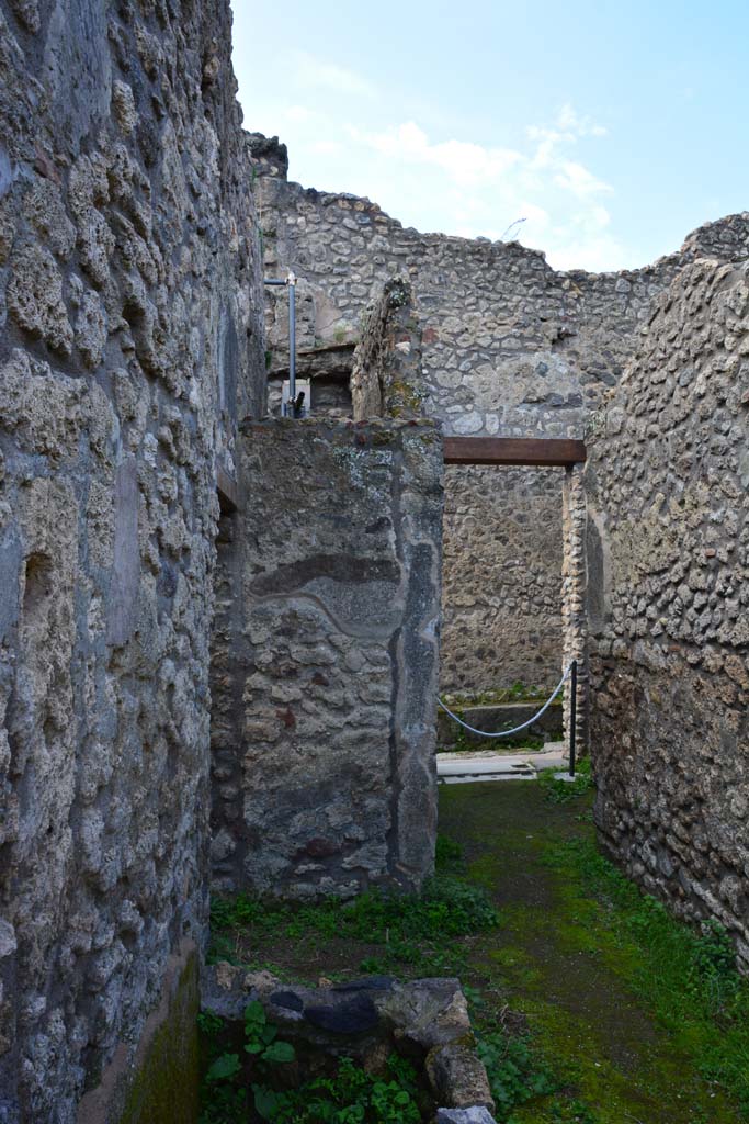 IX.5.18 Pompeii. March 2017. 
Corridor “q”, looking west from near tub/basin towards entrance doorway at IX.5.21.
Foto Christian Beck, ERC Grant 681269 DÉCOR.

