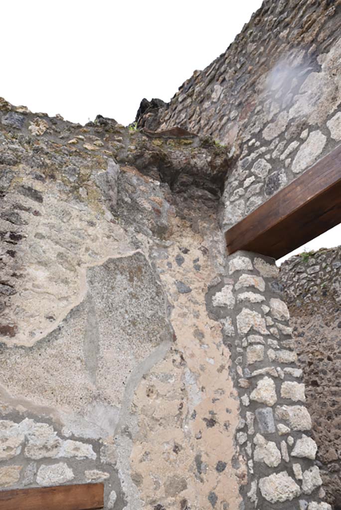 IX.5.18 Pompeii. March 2018. 
Corridor “q”, looking south to upper south-west corner, above entrance doorway at IX.5.21, on right.
Foto Annette Haug, ERC Grant 681269 DÉCOR.
