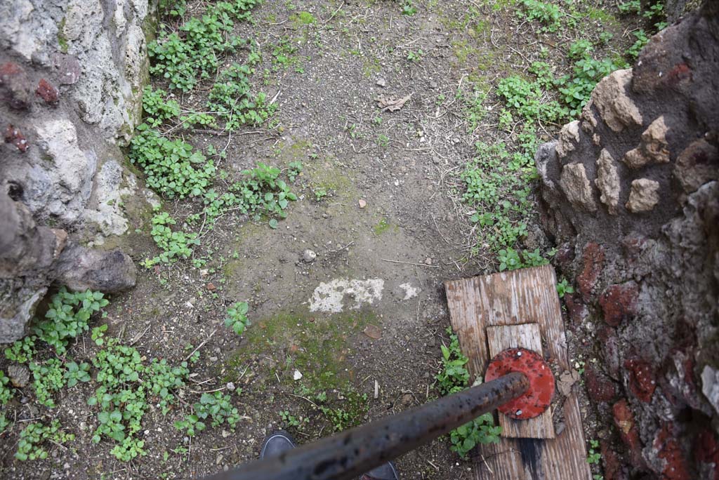 IX.5.18 Pompeii. March 2018.  Room “u”, looking north through lower doorway
Foto Annette Haug, ERC Grant 681269 DÉCOR.
