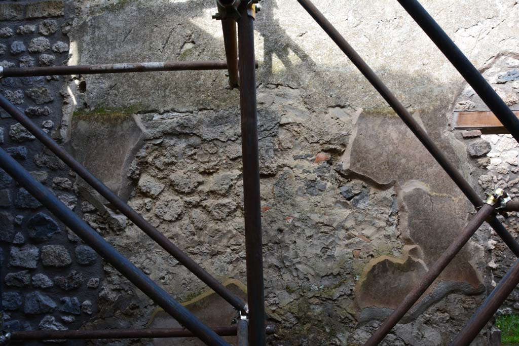 IX.5.18 Pompeii. March 2017. Room u, north wall with doorway to corridor q, on right.
Foto Christian Beck, ERC Grant 681269 DÉCOR.
