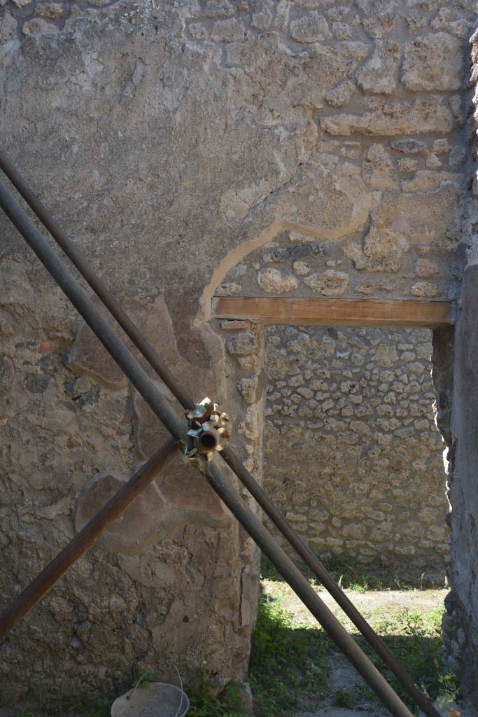 IX.5.18 Pompeii. May 2017. Room u, north wall at east end with doorway into corridor q.
Foto Christian Beck, ERC Grant 681269 DÉCOR.
