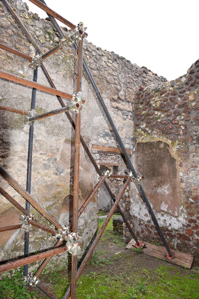 IX.5.18 Pompeii. March 2018.  Room “u”, looking towards north-east corner with doorway to corridor “q”.
Foto Annette Haug, ERC Grant 681269 DÉCOR.
