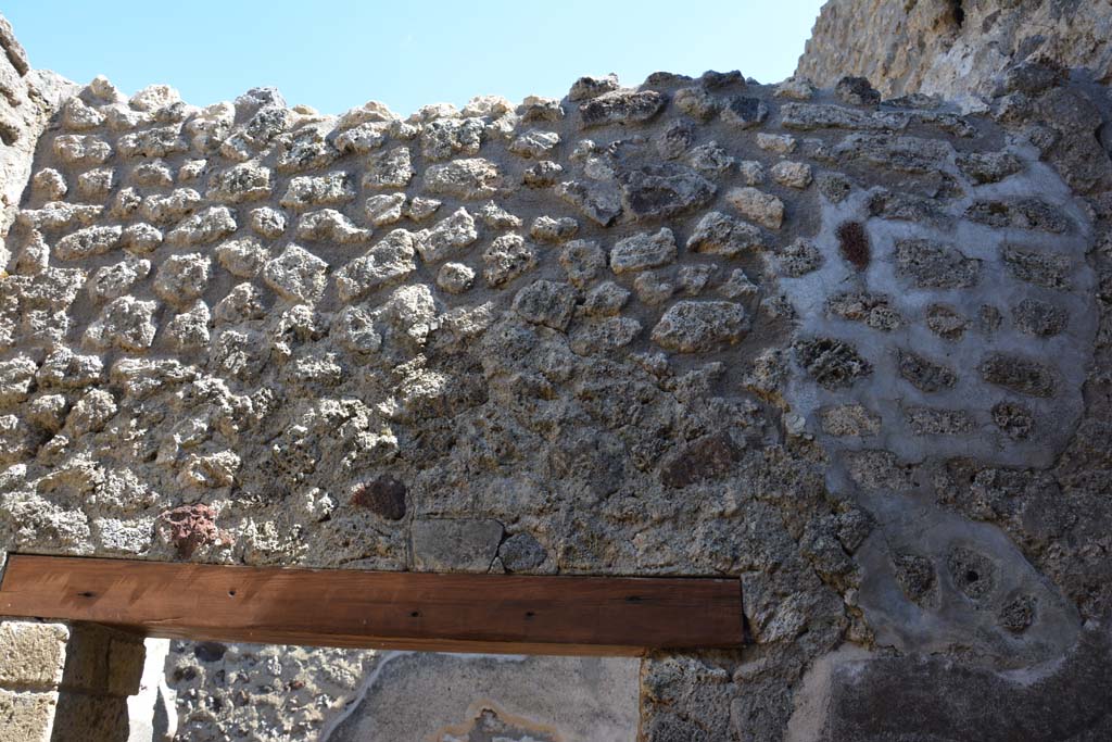 IX.5.18 Pompeii. May 2017. Room “t”, upper south wall above doorway to corridor “q”. 
Foto Christian Beck, ERC Grant 681269 DÉCOR.
