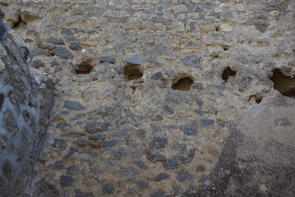 IX.5.18 Pompeii. May 2017. Room “t”, upper west wall with detail of holes for support beams for an upper floor.
Foto Christian Beck, ERC Grant 681269 DÉCOR.
