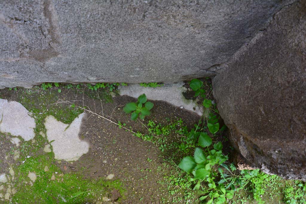 IX.5.18 Pompeii. March 2017. Room “t”, south end of lower east wall, with doorway, on right.
Foto Christian Beck, ERC Grant 681269 DÉCOR.
