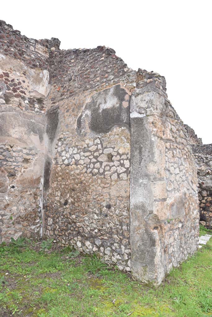 IX.5.18 Pompeii. March 2018.  Room “r”, looking towards east wall from corridor “q”.
Foto Annette Haug, ERC Grant 681269 DÉCOR.
