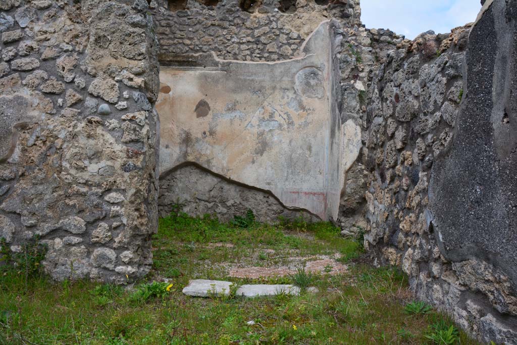 IX.5.18 Pompeii. March 2017. Room p, looking north through second doorway from corridor q.
The east wall is on the right, as well as the doorway from room L (L).
Foto Christian Beck, ERC Grant 681269 DÉCOR.

