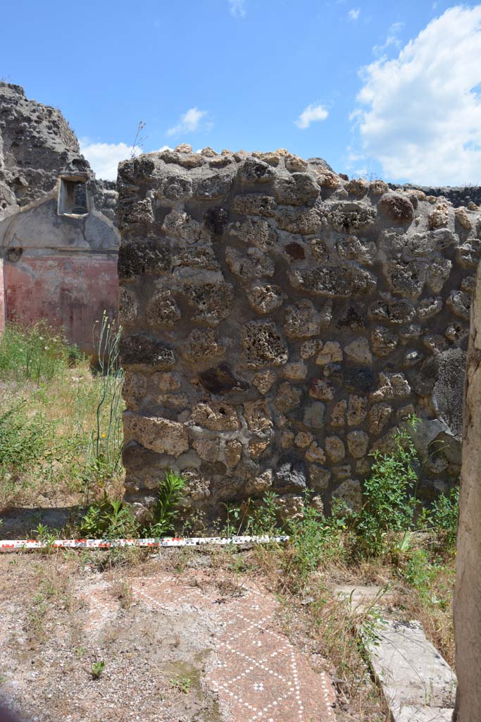 IX.5.18 Pompeii. May 2017. 
Room p, looking towards east wall on south side of doorway to room l (L), on left, and doorway to corridor q, on right. 
Foto Christian Beck, ERC Grant 681269 DÉCOR.

