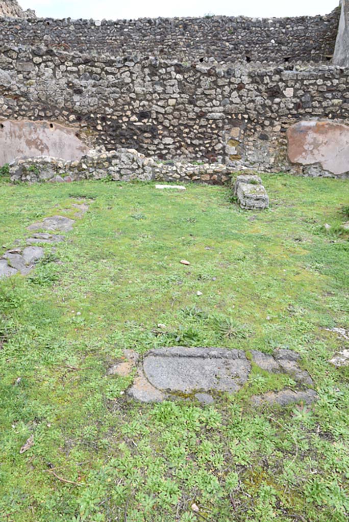 IX.5.18 Pompeii. March 2018.  Room “l” (L), looking east across south side of threshold, in centre.
Foto Annette Haug, ERC Grant 681269 DÉCOR.

